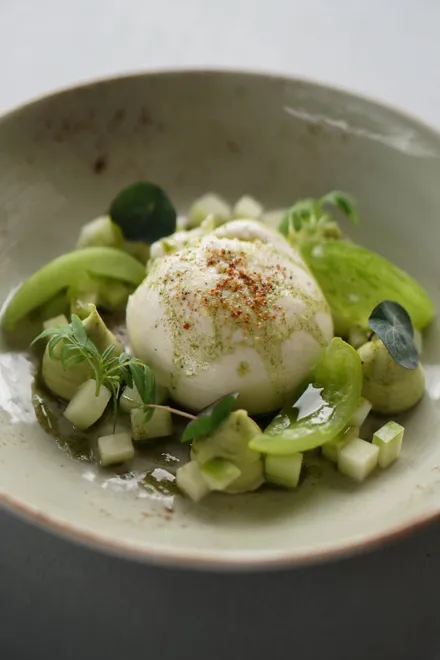 Burrata, tomates vertes, concombre en dés et feuilles de capucine